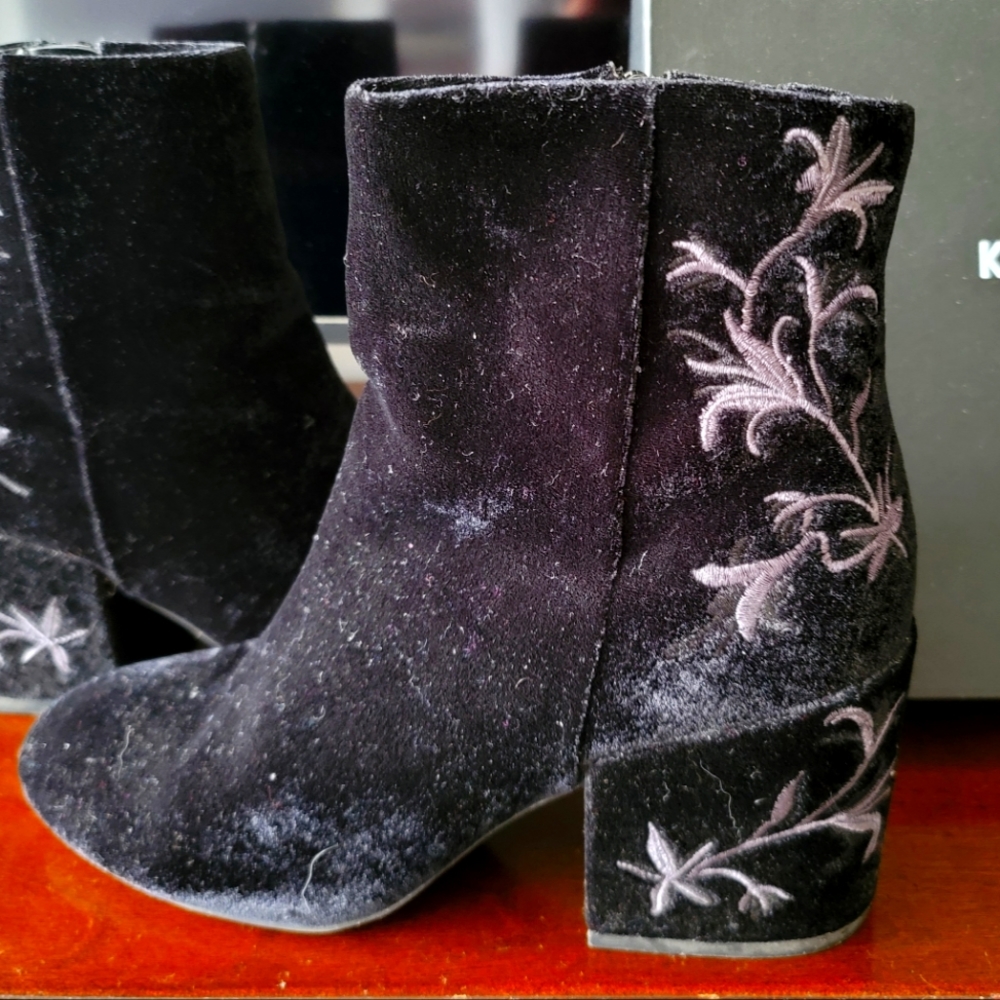 Kenneth Cole Renna Booties, 7.5M, Black Velvet